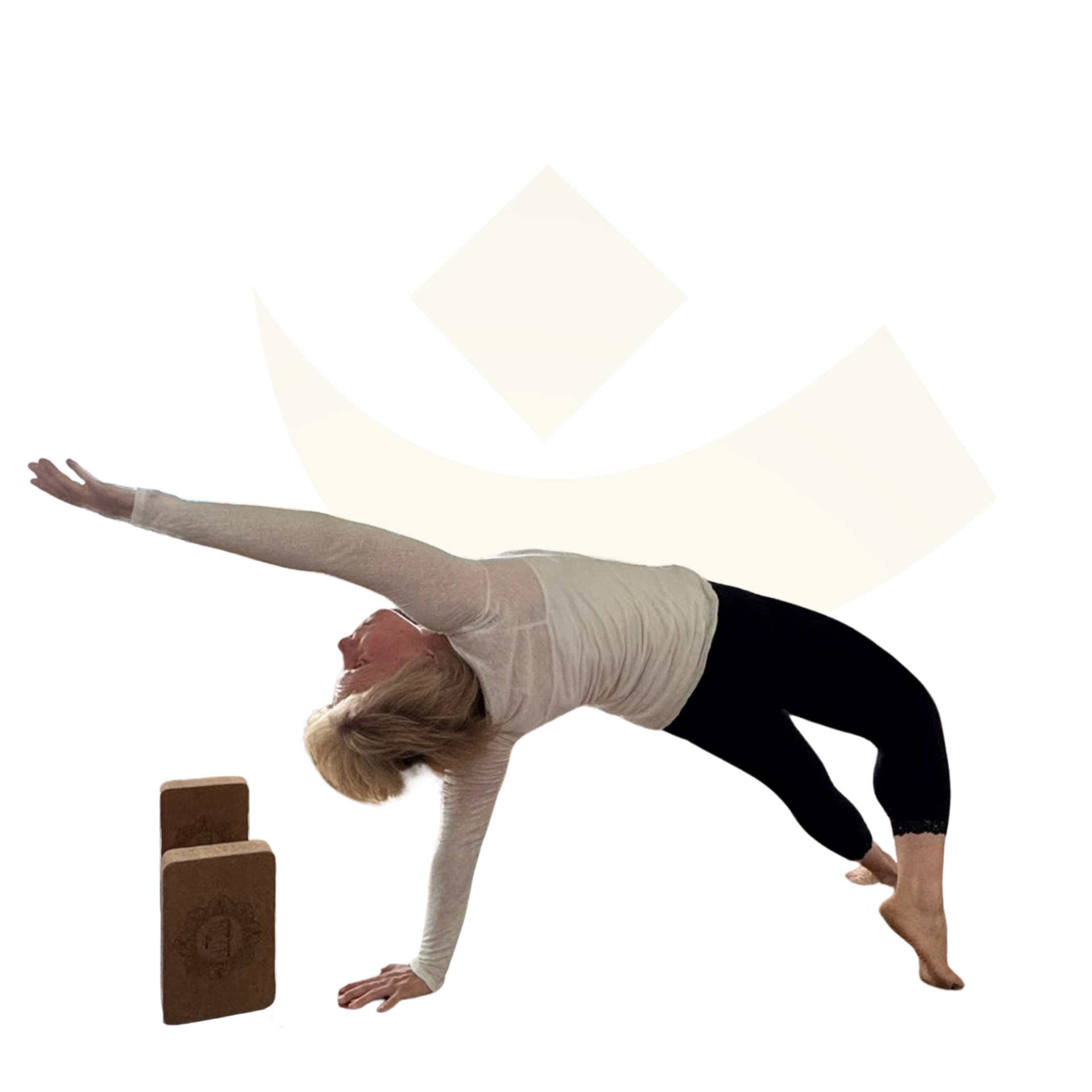 Žena v jógové pozici, žlutý symbol a bloky na zemi.